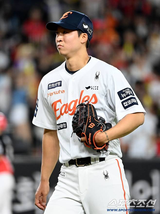 2일 대전 한화생명볼파크에서 열린 KIA와 한화의 경기, 8회초 투구를 무실점으로 마친 한화 엄상백이 더그아웃으로 향하고 있다. 대전=허상욱 기자wook@sportschosun.com/2025.09.02/