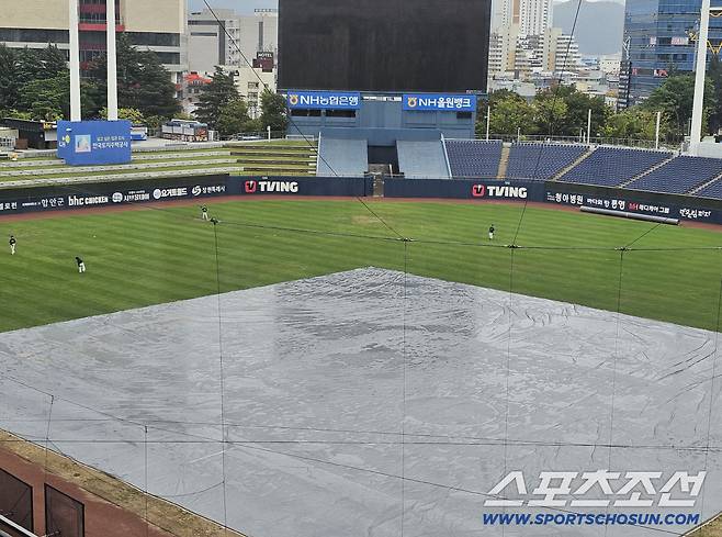 비에 흠뻑 젖은 창원 NC파크. 김영록 기자