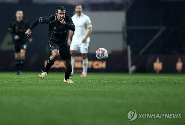 2024 아이콘 매치에서 방한 경기를 치른 루이스 피구. 연합뉴스