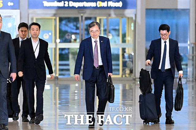 조현 외교부 장관이 미국 이민 당국의 불법체류 단속으로 구금된 한국인 300여명의 석방 절차를 마무리하고 유사 사태 재발을 막기 위해 8일 오후 인천국제공항 제2터미널을 통해 미국으로 출국하고 있다. /남용희 기자