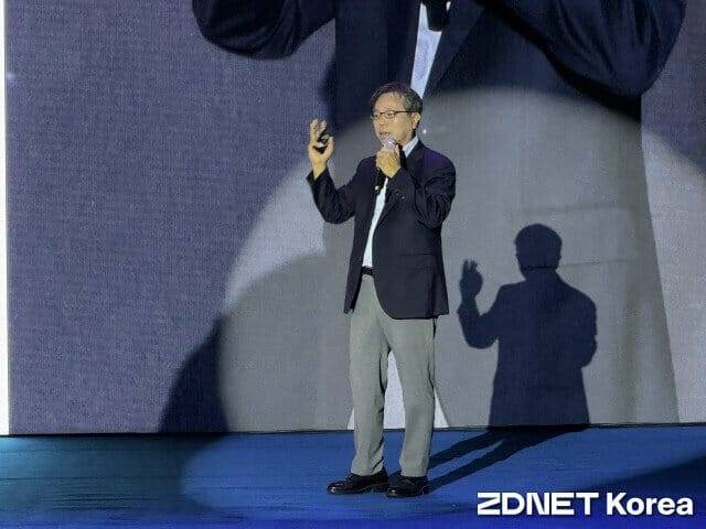 'AI 시대의 사이버안보'를 주제로 발표하고 있는 장병탁 서울대AI연구원장.