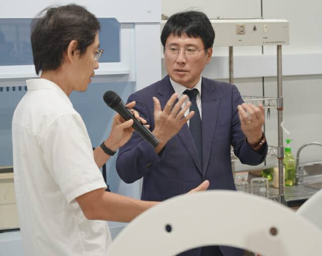 과학기술정보통신부 정택렬 공공융합연구정책관(오른쪽)이 9일 한국에너지기술연구원 국가수소중점연구실을 찾았다.(사진=에너지연)