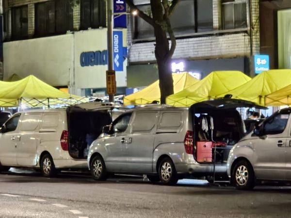 반대편 인도에서 찍은 새빛시장 모습. 대형 승합차 안에 위조품으로 보이는 물건들이 잔뜩 실려있다. 박재현 기자.