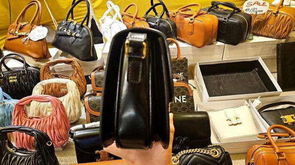 명품브랜드 미우미우, 셀린느, 구찌 등 가방이 놓여져 있다. 세일도 진행하는 모습이다. 박재현 기자.