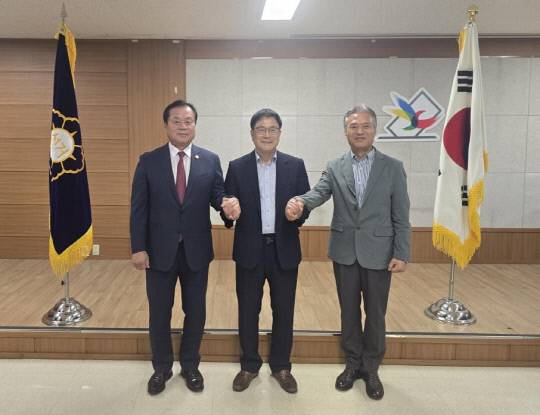 왼쪽부터 안용규 전 한국체대 총장, 윤웅석 전 국기원 연수원장, 남승현 전 국기원 태권도시범단 단장. 연합뉴스