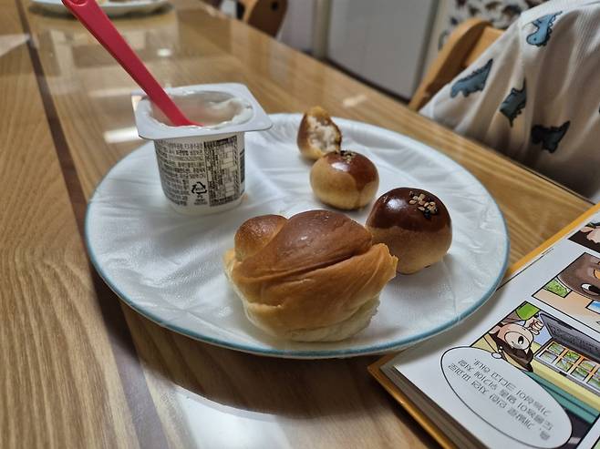 9일 오전 7시 40분쯤 단수가 된 강원 강릉 홍제동의 한 아파트. 아이가 식사하는 그릇에 비닐이 씌워져 있다. 설거지물 조차 아끼려는 것이다. 2025.9.9/뉴스1