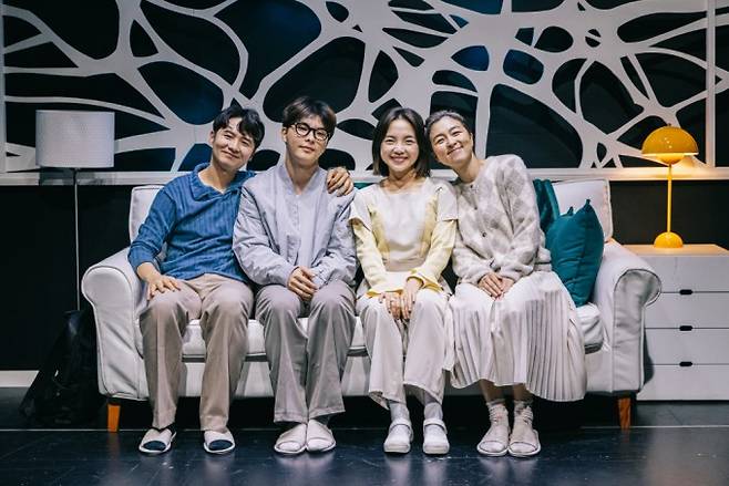 과학연극 '기억의 온도'는 치매 환자와 가족, 그리고 인공지능 돌봄로봇이 함께하는 이야기를 무대에 담았다. 오는 9월 14일까지 서울 대학로 민송아트홀 2관에서 공연된다. 외계공작소 제공