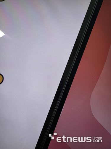 갤럭시탭S8울트라(왼쪽)과 갤럭시탭S11울트라(오른쪽) 베젤. 큰 차이를 보이지 않는다.