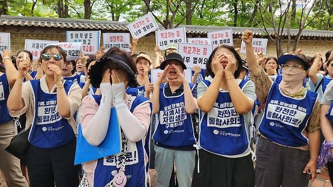 서울장애인부모연대 등 지체·발달장애인 부모 150여 명은 9일 오전 서울 중구 서울시의회 별관 앞에서 ‘성진학교 설립 촉구’ 집회를 열었다. 참가자들은 손나팔을 만들어 서울시의회 별관을 향해 “서울시의회는 성진학교 신설안을 승인하라”고 외쳤다. 장종우 기자.