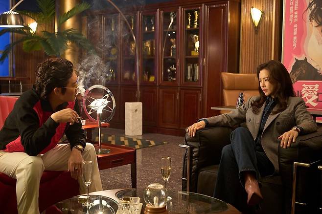 희란은 배우로서의 입지를 확보한 뒤 신성영화사 대표 구중호에 끊임없이 맞서고 스스로를 증거로 폭로를 감행하지만 그 폭로는 절반의 성공만 거둔다. 넷플릭스 제공