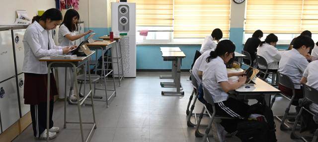 지난달 5일 경기 수원시 팔달구 수원여자고등학교에서 고3 수험생들이 졸음을 쫓기 위해 교실 뒤 스탠드형 책상에서 자습을 하고 있다. 뉴시스