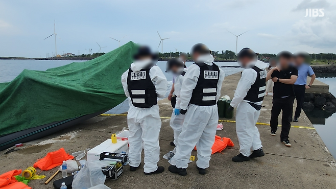 해경 등 관계기관이 고무보트를 조사하는 모습 (사진, 정용기 기자)