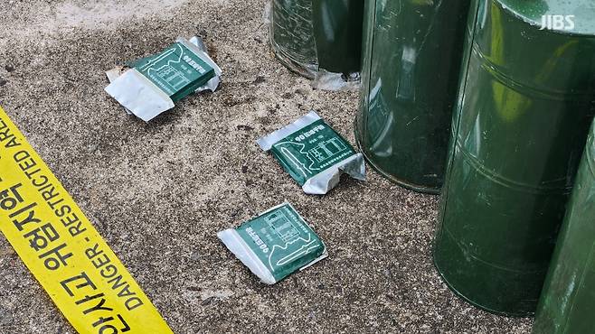 발견된 고무보트에서 나온 물품들 (사진, 정용기 기자)