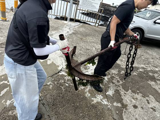 8일 오후 2시 제주시 조천읍 조천포구에서 연예인 김병만이 다이빙을 하며 쓰레기를 수거하는 플로빙 끝에 수거한 선박용 녹슨 닻. 최충일 기자