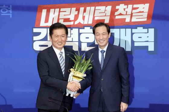 우상호 대통령실 정무수석이 지난달 4일 국회에서 정청래 신임 더불어민주당 대표를 예방하고 이재명 대통령의 축하난을 전달했다. 김성룡 기자