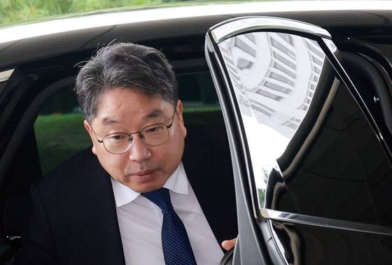 노만석 검찰총장 직무대행이 8일 오전 서울 서초구 대검찰청에 출근하고 있다. 연합뉴스