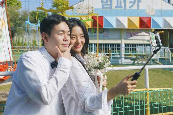 영화 '비밀일 수밖에'에서 진우(류경수)는 캐나다에서 만난 여자친구 제니(스테파니 리)와 함께 엄마 정하(장영남)의 집을 찾는다. 사진 슈아픽처스, AD406