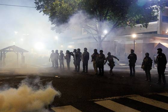 지난 1일(현지시간) 미국 오리건주 포틀랜드의 한 이민세관단속국(ICE) 구금시설 밖에서 도널드 트럼프 미국 행정부의 이민정책에 항의하는 시위대를 향해 취루탄이 발사됐다. 로이터=연합뉴스