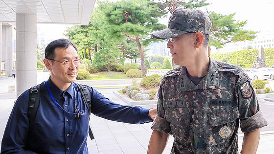 김용대 드론작전사령관이 지난달 28일 오전 서울 서초구 서울고등검찰청에 마련된 내란 특검팀(특별검사 조은석) 사무실로 조사를 받기 위해 들어서는 중 이승우 변호사의 배웅을 받고 있다. 특검팀은 지난달 20일 변호인이 특검 조사에서 진술한 내용을 언론 등을 통해 외부에 유출해,이해관계가 있는 공범이 이를 근거로 진술을 맞출 경우 증거인멸 우려가 발생할 수 있다며 이승우 변호인의 조사 참여를 중단시켰다. 김 사령관은 이날 변호인 조력 없이 조사를 받았다. 뉴스1