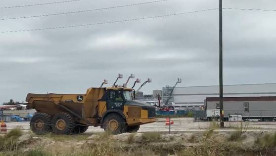 현지시간 8일 오전. 대거 체포 사태 이후 처음으로 맞은 월요일 아침 미국 조지아주 엘라벨에 위치한 현대차-LG에너지솔루션의 합작 배터리 공장에 트럭이 드나들고 있다. 공장 주차장엔 직원들의 차량이 주차된 모습도 확인됐다. 엘라벨=강태화 특파원