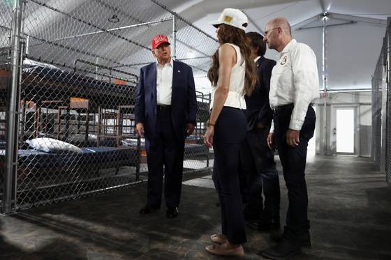 도널드 트럼프 미국 대통령과 크리스티 놈 국토안보부 장관이 지난 7월 1일 미국 플로리다주 오초피에 있는 '앨리게이터 알카트라즈' 임시 이민자 구치소를 방문하고 있다. 로이터=연합뉴스