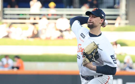 시즌 15승 고지에 오른 한화 선발 라이언 와이스. 뉴스1