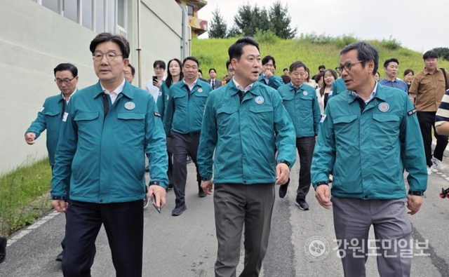 ▲ 국민의힘 장동혁 대표와 권성동·이철규·이양수·유상범·박정하 국회의원, 김진태 도지사 등이 9일 강원 강릉시 홍제정수장을 방문해 지역 가뭄 대응 운반급수 현황을 점검하고 있다.황선우 기자