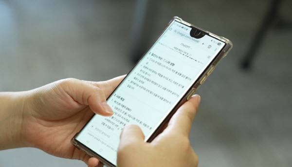 AI사주를 보고 있는 사용자의 휴대폰 화면. 박혜원PD