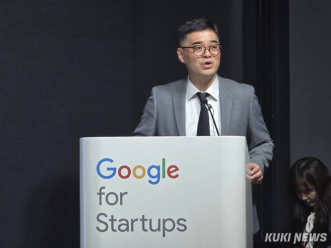 유영석 구글코리아 커뮤니케이션 총괄이 9일 서울 강남구 구글 스타트업 캠퍼스 메인 이벤트홀에서 기자간담회를 통해 구글 지도와 데이터센터 건립은 관련이 없다고 발언하고 있다. 정우진 기자