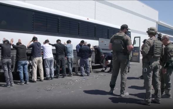미국 이민 단속 당국이 홈페이지를 통해 지난 4일(현지시간) 조지아주 현대차그룹-LG에너지솔루션의 합작 배터리 공장 건설현장에서 벌인 불법체류·고용 단속 현장 영상을 홈페이지를 통해 공개했다. [ICE 홈페이지 영상 캡쳐·연합뉴스
