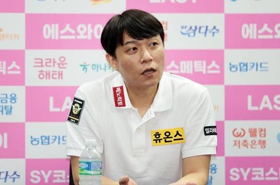 ‘휴온스 캡틴’ 최성원이 8일 밤 SY베르테옴므PBA챔피언십 결승에서 이승진에게 1:4로 패해 아쉽게 준우승에 그쳤다. 최성원은 기자회견에서 지난시즌 우울증과 목표를 읽어 무기력했지만 이번 결승진출 동기부여가 생겼다고 말했다. (사진=PBA)