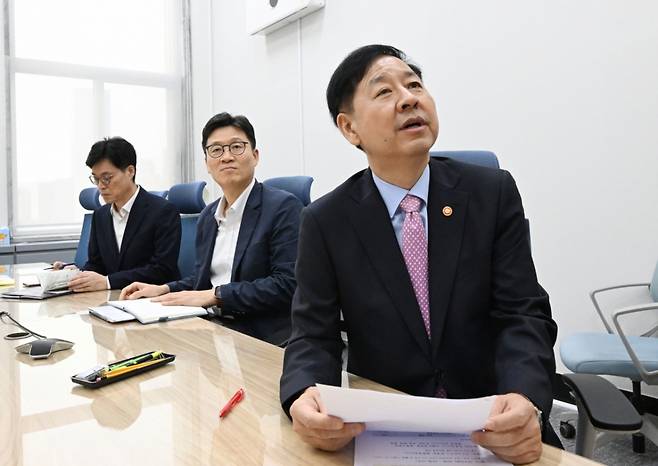 구윤철 부총리 겸 기획재정부 장관이 8일 서울 영등포구 국회에서 서울-세종간 화상으로 열린 '기획재정부 AI 역량강화 교육 출범식'에서 격려사를 하고 있다./사진제공=기재부