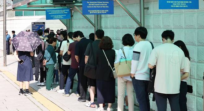 '조지아 구금 사태'에 미국 비자 문제가 수면 위로 드러난 가운데, 8일 오전 서울 종로구 주한 미국대사관 앞에서 시민들이 미국 비자를 발급받기 위해 줄을 서고 있다. /사진=뉴스1.