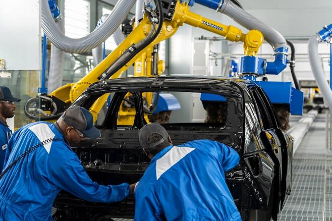 미국 조지아주 엘라벨(Ellabell)에 위치한 ‘현대자동차그룹 메타플랜트 아메리카(Hyundai Motor Group Metaplant America, HMGMA)'에서 아이오닉5를 조립하는 모습./사진=뉴스1