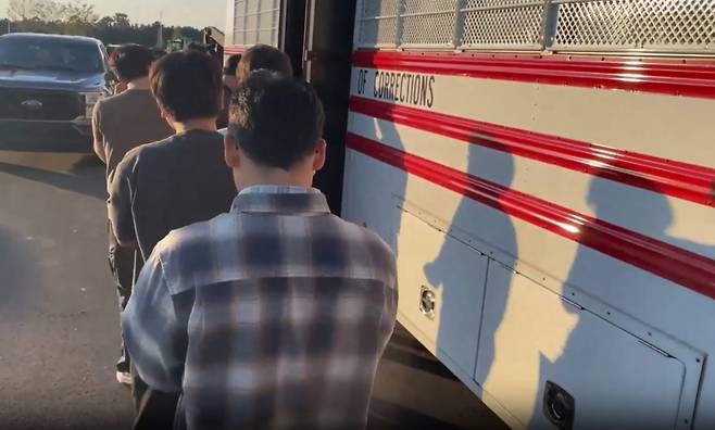 미국 이민 단속 당국이 홈페이지를 통해 지난 4일(현지시간) 조지아주 현대차그룹-LG에너지솔루션의 합작 배터리 공장 건설현장에서 벌인 불법체류·고용 단속 현장 영상을 홈페이지를 통해 공개했다./사진=뉴시스