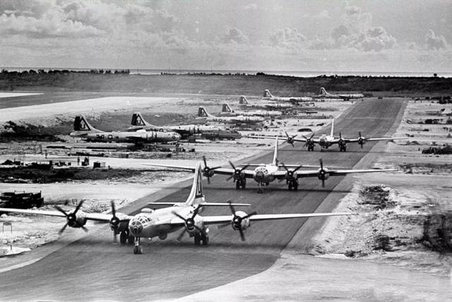 2차 세계대전 중이던 1945년 미군 B-29 폭격기들이 티니언 기지에서 출격 준비를 하고 있다. 미 공군 제공