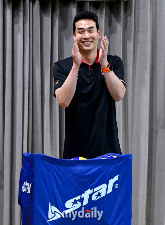 볼리트리버로 변신한 정관장 고희진 감독이 선수들을 응원하고 있다 / 단양(충북) = 유진형 기자 zolong@mydaily.co.kr