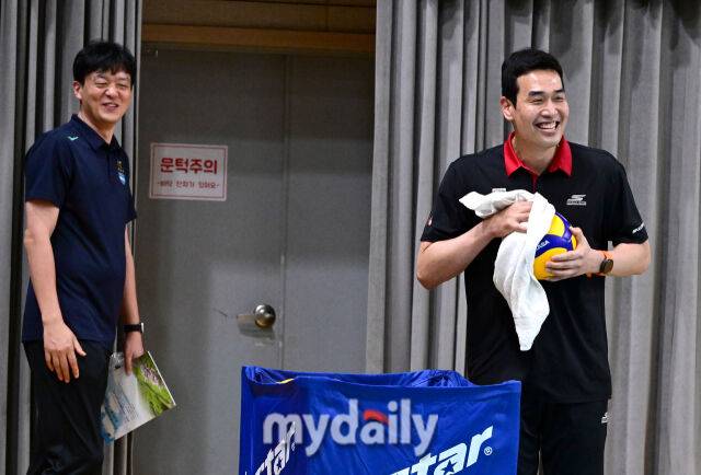 볼리트리버로 변신한 고희진 감독을 보고 이영택 감독이 웃고 있다 / 단양(충북) = 유진형 기자 zolong@mydaily.co.kr