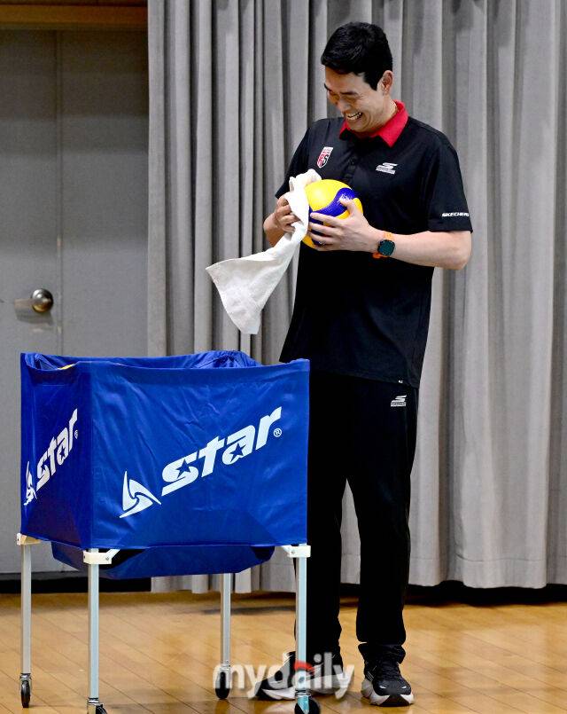 볼리트리버로 변신한 정관장 고희진 감독이 공을 닦고 있다 / 단양(충북) = 유진형 기자 zolong@mydaily.co.kr