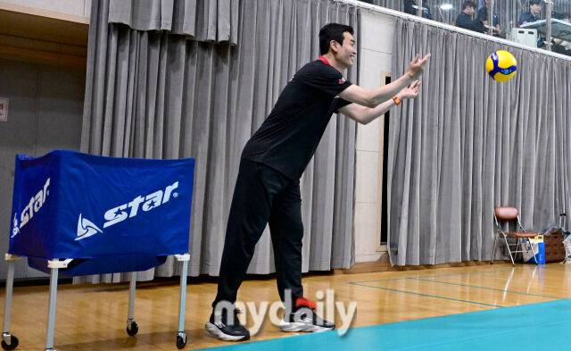 볼리트리버로 변신한 정관장 고희진 감독이 서버에게 공을 던져주고 있다 / 단양(충북) = 유진형 기자 zolong@mydaily.co.kr