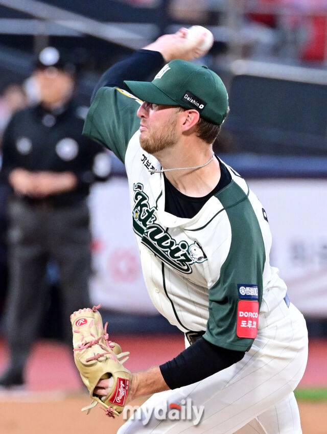 2025년 8월 29일 오후 경기도 수원KT위즈파크에서 열린 '2025 신한 SOL뱅크 KBO 리그' KIA 타이거즈와 KT 위즈의 경기. KT 선발투수 패트릭이 역투하고 있다./마이데일리