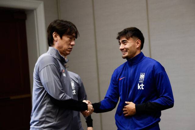 홍명보 감독(왼쪽)과 악수를 나누는 카스트포르. /대한축구협회 제공