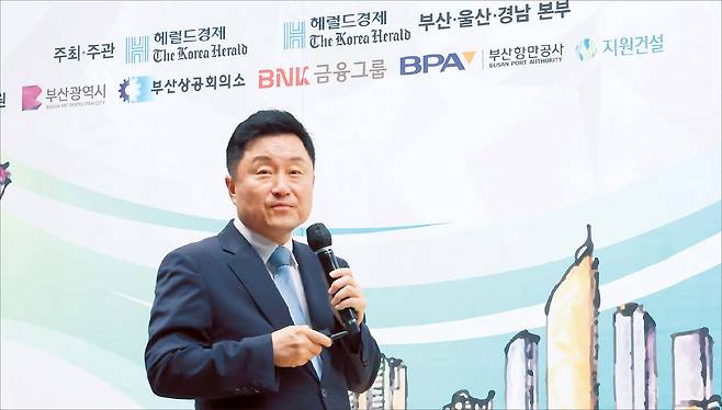 최인호 더불어민주당 전 국회의원이 지난 8일 부산항국제전시컨벤션센터(BPEX)에서 열린 ‘글로벌 해양수도 부산의 미래전략’ 심포지엄에서 기조발제하고 있는 모습. 최 전 의원은 발표를 통해 글로벌 해양수도 부산을 위한 핵심의제로 ‘부산해양특별자유시’를 제안했다. 홍윤 기자