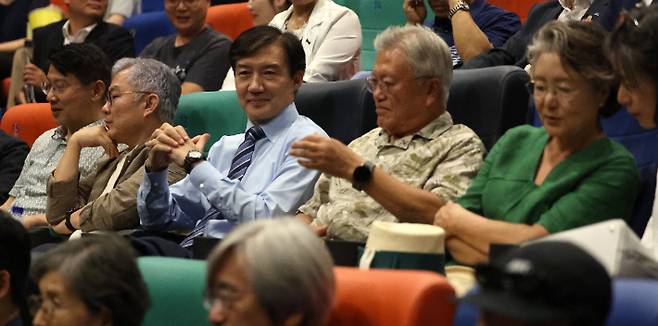 왼쪽 두 번째부터 더불어민주당 최강욱 교육연수원장, 조국 위원장, 문 전 대통령, 김정숙 여사. 연합뉴스