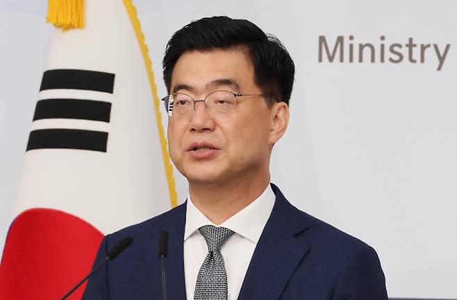 이재웅 외교부 대변인이 9일 서울 종로구 정부서울청사 별관에서 열린 정례브리핑에서 미국 조지아주 현대차그룹-LG에너지솔루션 합작 배터리 공장 건설 현장 한국인 구금 사태와 관련한 질문에 답하고 있다. 연합뉴스