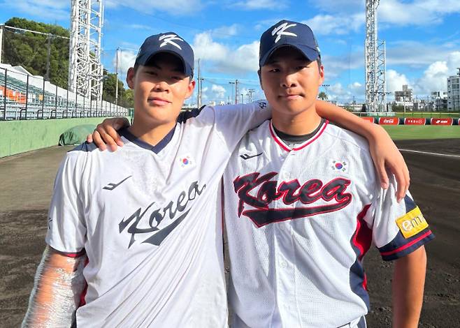 쿠바전 승리 주역 김요엘(왼쪽)과 뒤이어 무실점 투구를 펼친 박지성. 대한야구소프트볼협회 제공