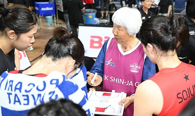 한국 여자농구의 전설 박신자 여사가 2025 박신자컵 개회식이 열린 지난 8월 30일 부산 사직체육관에서 손녀뻘 되는 선수들의 훈련을 돕고 있다. 한국여자농구연맹 제공