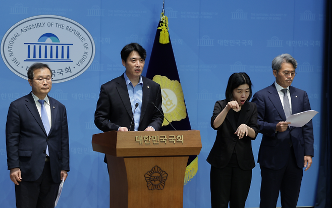 한준호 더불어민주당 정치검찰 조작기소대응특위 위원장이 8일 국회 소통관에서 특위 위원들과 함께 ‘쌍방울 대북송금 사건’ 관련 기자회견을 하고 있다. 왼쪽부터 이건태 의원, 한 위원장, 한 사람 건너 김기표 의원. 뉴스1