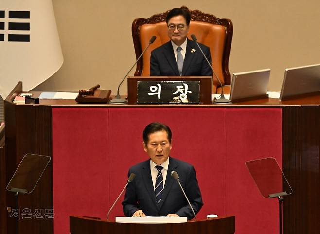 취임 첫 교섭단체 대표연설하는 정청래 - 정청래(아래) 더불어민주당 대표가 9일 국회 본회의장에서 정기국회 교섭단체 대표연설을 하고 있다. 정 대표는 50분 넘게 이어진 연설에서 내란을 모두 26차례 외쳤지만 협치는 한 번도 언급하지 않았다. 안주영 전문기자