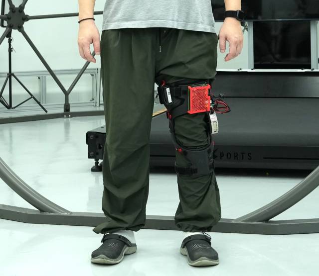 한국생산기술연구원이 개발한 무릎 보조로봇 AirKNEE을 착용한 모습. 사진제공=한국생산기술연구원